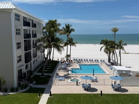 Pool and Hot Tub over looking Beach and Ocean