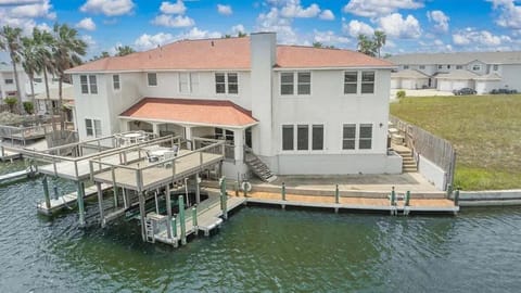 Back yard space to enjoy the canal breeze