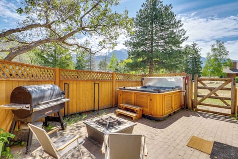 Sandy Vacation Rental | 1BR | 1.5BA | 900 Sq Ft