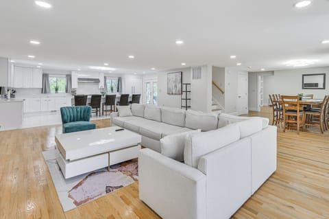Hull Vacation Rental | 6BR | 3BA | 3,272 Sq Ft | 1 Step for Entry