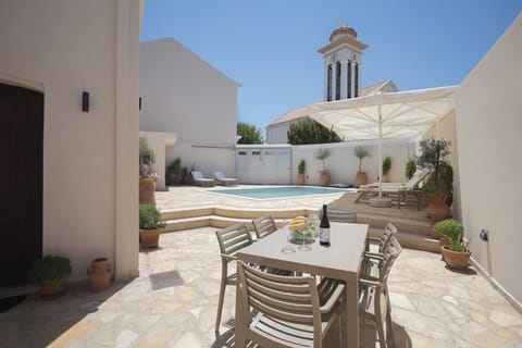 Traditional villa in Chromonastiri with private pool, 4 bedrooms, and space for 8 guests—just minutes from Rethymno Old Town and sandy beaches.
