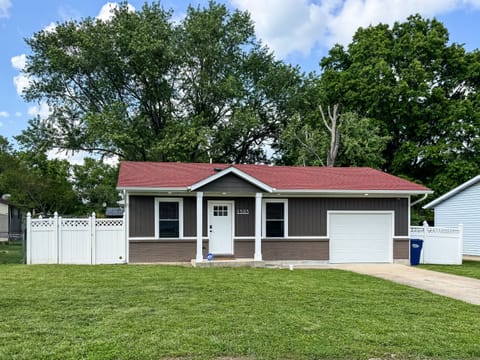 Welcome to Pacific Bulldogger! A pet friendly home located just 11 minutes from Purina Farms. This home is made for an easy and convenient stay with your four legged friends.