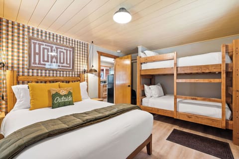 The kind of sleep that readies you for a morning. Crisp cotton, a great mattress, and design that reminds you exactly where you are .