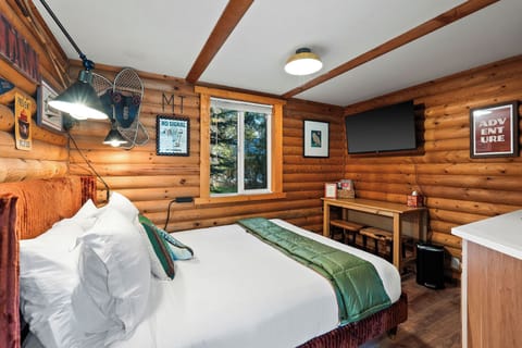 One room. Everything you need. After a full day in the park, the last thing you want is a space that's complicated. This one isn't. Just come back, sit down, and let the day settle in.