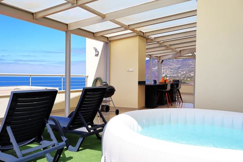 Terrace/Hot Tub/Sun Loungers