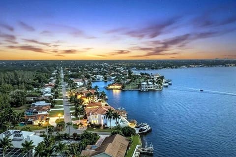 🌅 Breathtaking twilight views! See the gorgeous Cape Coral canal system surrounding your tropical retreat, located just minutes from prime Tarpon Point.