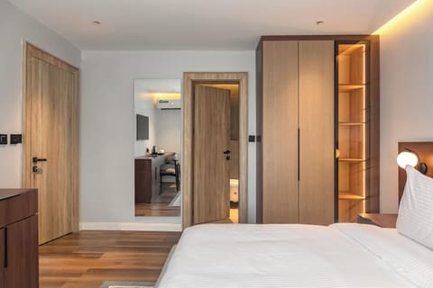 Executive Suite, City View | In-room safe, laptop workspace, soundproofing, free WiFi