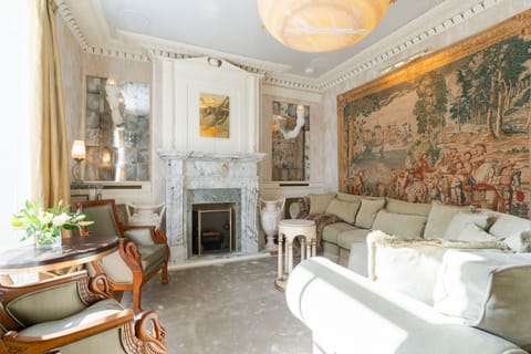 Beautiful lounge with fireplace and ample seating - Castle Lodge