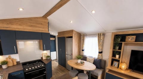 House, 3 Bedrooms, Smoking, Garden View | Living room
