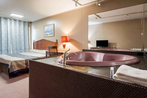 Suite, 1 King Bed, Jetted Tub | Desk, free WiFi, bed sheets