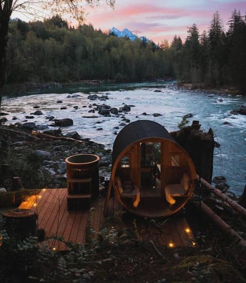 A true riverfront ritual at Riverglow Retreat. Sauna, cold plunge, and the wild just steps away!