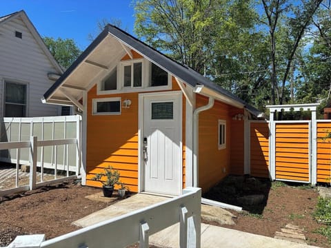 Persimmon Cottage - a petite modern home close to it all
