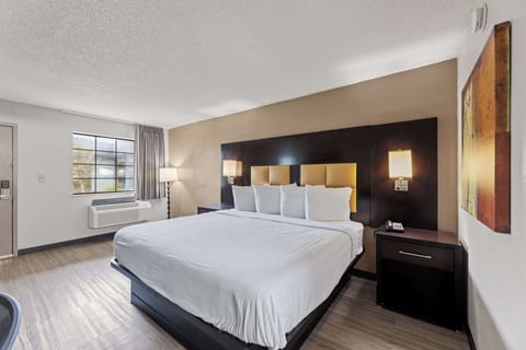 Desk, soundproofing, iron/ironing board, free WiFi