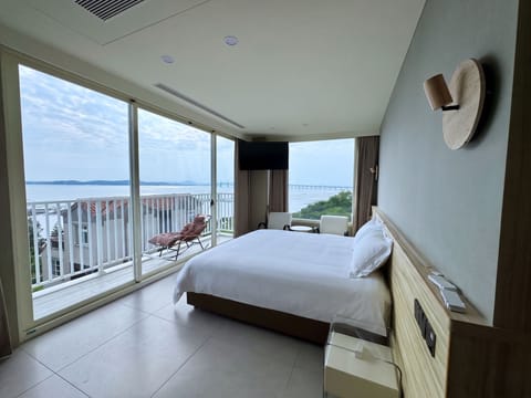 Luxury Double Room, Balcony, Bay View | Laptop workspace, free WiFi, bed sheets