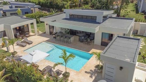 Vista aérea de la piscina y los muebles de la terraza, Ademas de la casa de huespedes. 