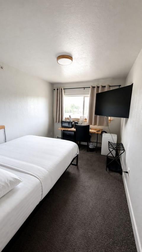 Economy Room, 1 Queen Bed, Non Smoking | Desk, laptop workspace, blackout drapes, iron/ironing board (on request)