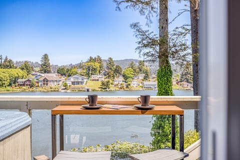 Waterfront Balcony: Sip morning coffee with stunning views of Lincoln City's charming shoreline!