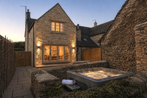 Primrose Cottage, Barnsley - StayCotswold