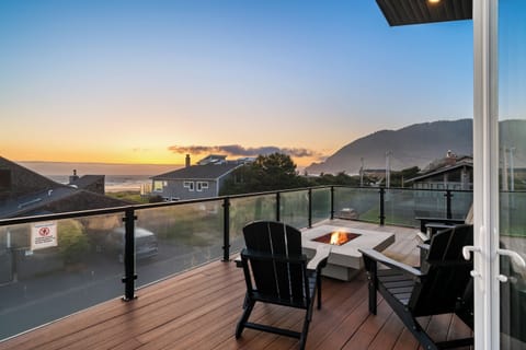 Across the street from the beach with spectacular views, outdoor fire table.