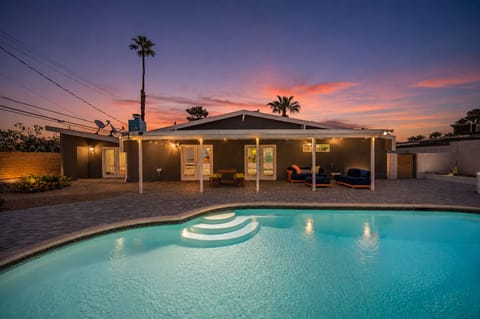 Sunset oasis: private pool, covered patio & lounge seating