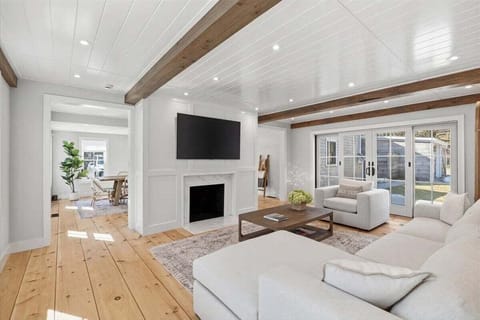 Enjoy your best days of summer at this 3BR home - short distance to Pleasant Bay Beach!