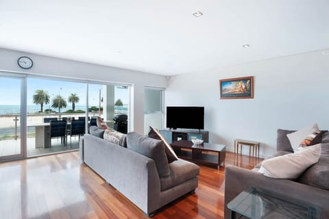 Relax into the lounge while watching your favourite shows as the ocean becomes your backdrop
