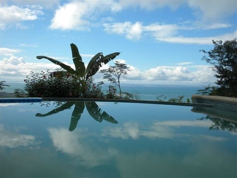 Welcome to Paradise where you will enjoy beautiful Ocean views everyday!!!