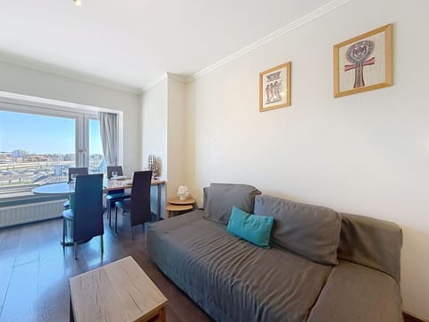 Apartment, Floor, Ceiling, Hardwood, Wood Flooring, Daylighting, Hotel, Living Room