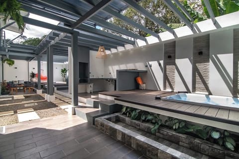 The twin houses are connected with the jacuzzi though the zen area, 2 jacuzzis and plenty of space for everyone. 