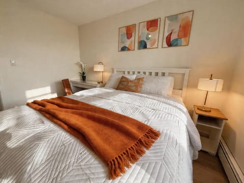Comfort Room, 1 Queen Bed, Non Smoking, Shared Bathroom | Free WiFi, bed sheets