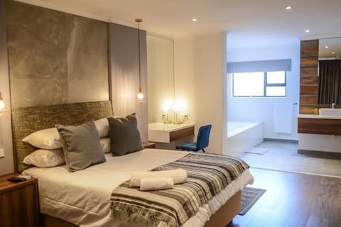 Comfort Studio Suite | Desk, laptop workspace, free WiFi