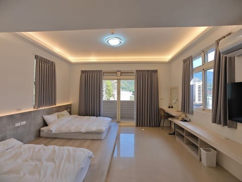 Comfort Quadruple Room, Mountain View | Desk, laptop workspace, free WiFi, bed sheets