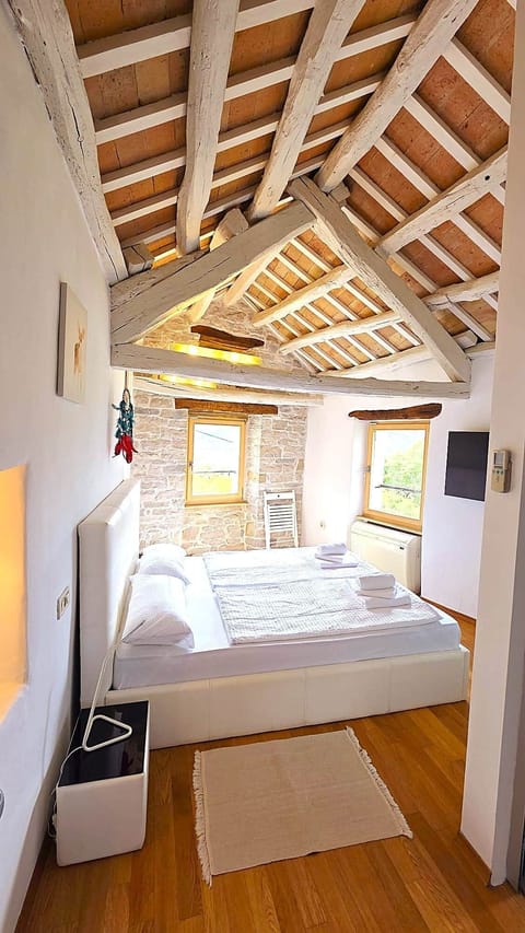 Schlafzimmer_mit_reichlich_Tageslicht_und_Ausblick
