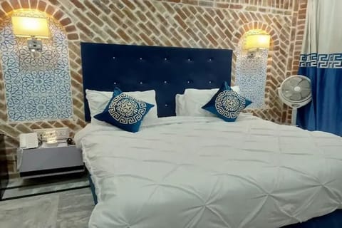 Deluxe Room | Iron/ironing board, free WiFi