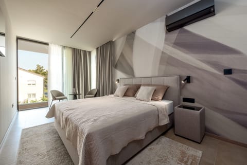 4 bedrooms, cribs (free), bed sheets
