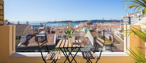 4th floor right with balcony - Varanda do Tejo | Hypo-allergenic bedding, individually decorated, individually furnished