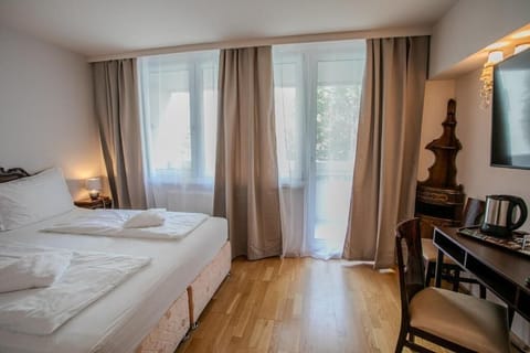 Double Room, Balcony | In-room safe, soundproofing, free WiFi