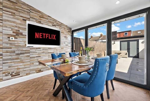Gather the family in the open living and dining spaces at Blue Puffin Stays. Share a delicious meal, swap stories from your day exploring the country side, and enjoy relaxed, quality time together in comfort.