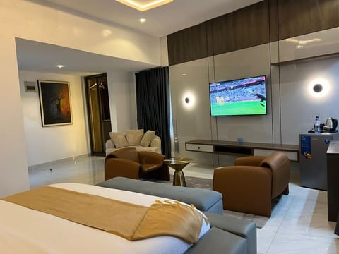Executive Studio Suite, City View | Laptop workspace, soundproofing, free WiFi, bed sheets
