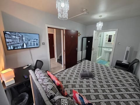 Deluxe Suite | Desk, laptop workspace, free WiFi