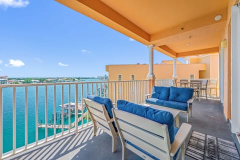 Large private balcony over looking the Intracoastal and clearwater bay.