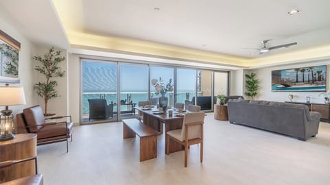Spacious main room, crowned with recessed lighting