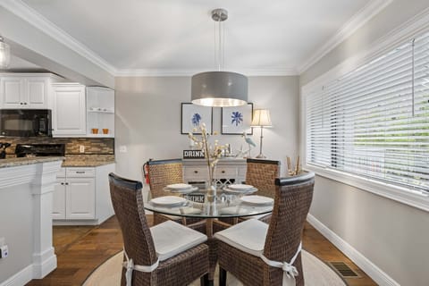 Dining table with seating for 4, additional seating for 2 at the wrap around kitchen island