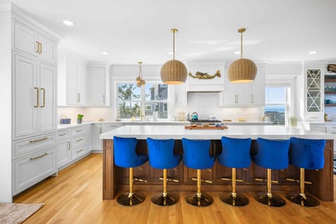 Beautiful Kitchen with counter top seating for 6!