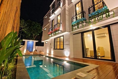 2 indoor pools