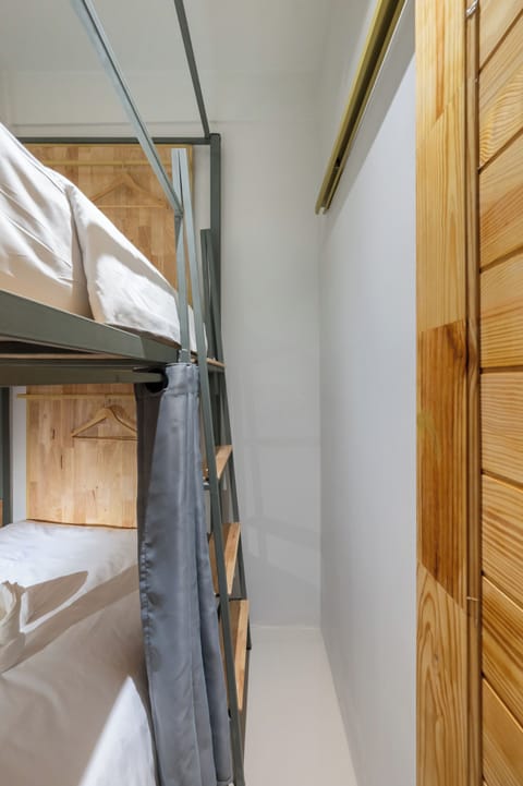  Single Bunk Bed with Shared Bathroom | Blackout drapes, WiFi (free), bed sheets
