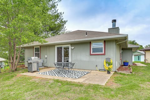 Blue Springs Vacation Rental | 2BR | 2BA | 1,175 Sq Ft | Step-Free Access