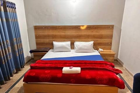 Deluxe Room | Iron/ironing board, free WiFi
