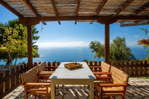 Under the pergola, outdoor dining takes on a slower rhythm, with uninterrupted sea views stretching across the horizon. Meals here naturally linger, carried by the breeze and the quiet of the hillside setting.