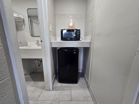 Room, 1 King Bed | Bathroom | Towels